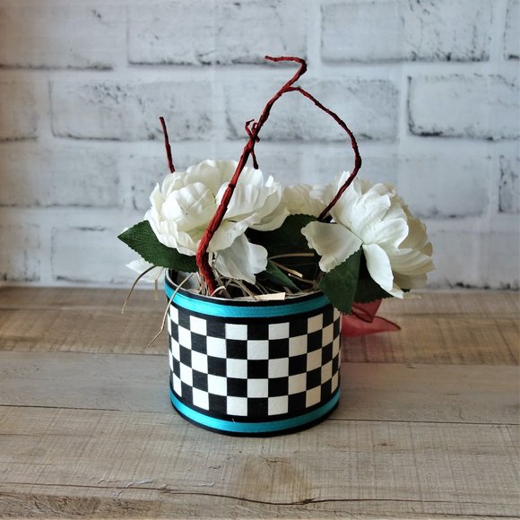 Alice in Wonderland Flower Arrangement Courtly Checks Flowers Playing Card Decor - Picture 4 of 5